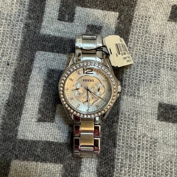 Fossil Riley Women\'s Watch with Crystal Accents and Stainless Steel Bracelet Ban